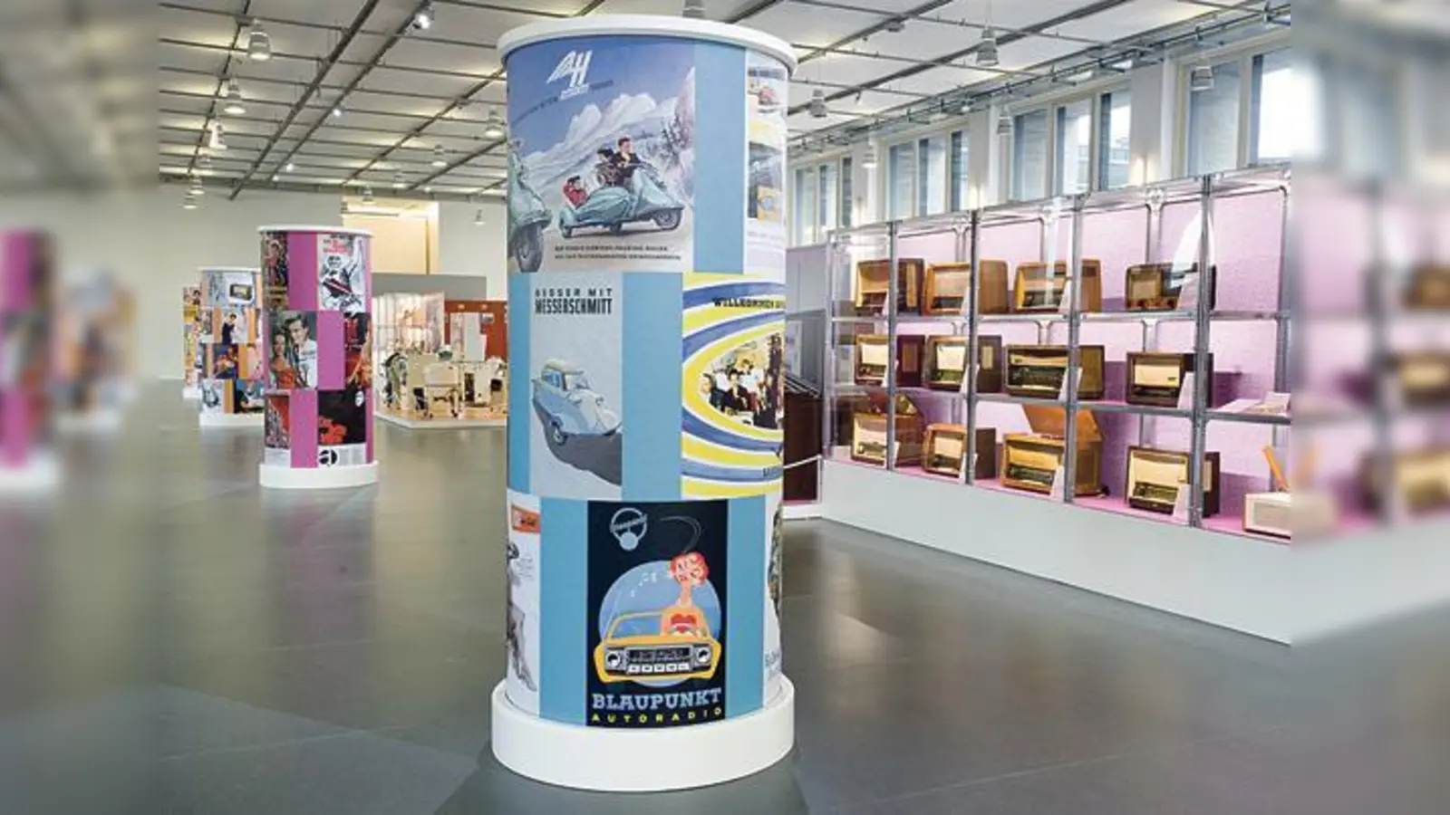 Blick in die Ausstellung. Zeitgenössische Werbung und eine Chronik des Jahrzehnts geben einen Überblick im Eingangsbereich der Ausstellung.  (Foto: Deutsches Museum)