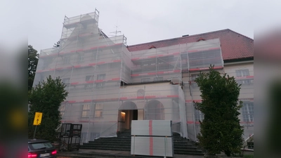 Die Ost-Fassade des Tutzinger Rathauses wird derzeit saniert. (Foto: Gemeinde Tutzing)