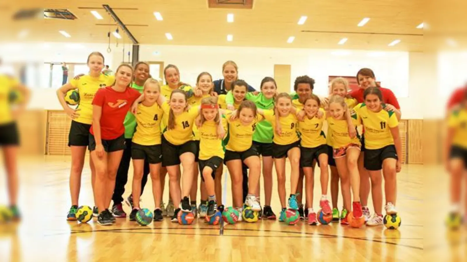 Glücklich über den Auswärtserfolg in Traunstein: Die Handball-Mädls des MTSV Schwabing.  (Foto: MTSV Schwabing)