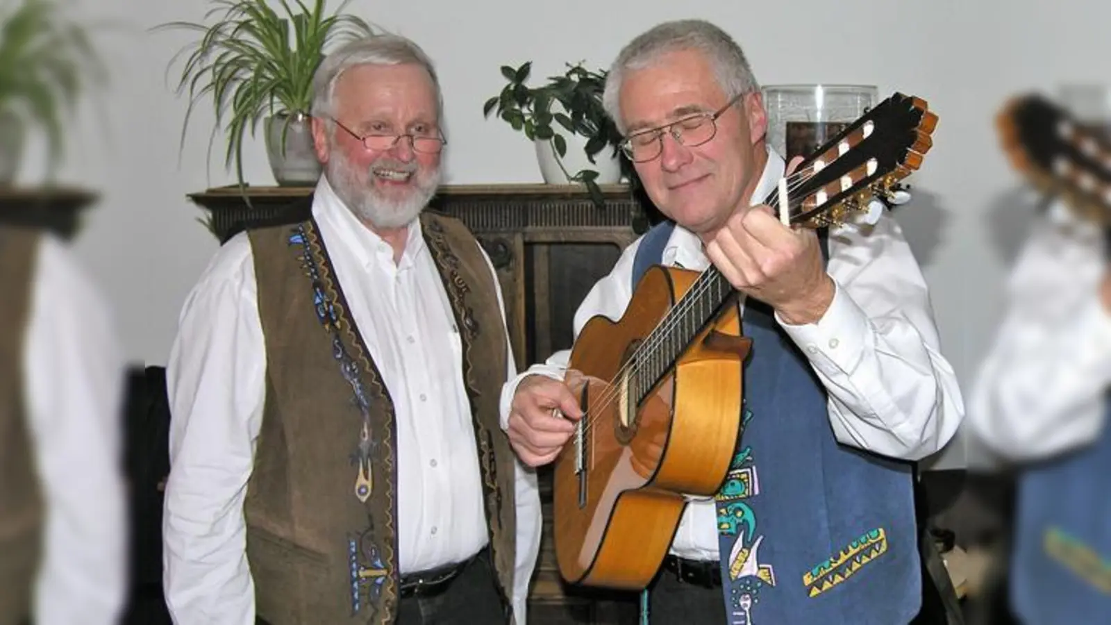 Dr. Norbert Hartmann, der singende Zahnarzt, (li.) und Friedl Wotruba präsentieren jiddische Lieder.  	  (Foto: VA)