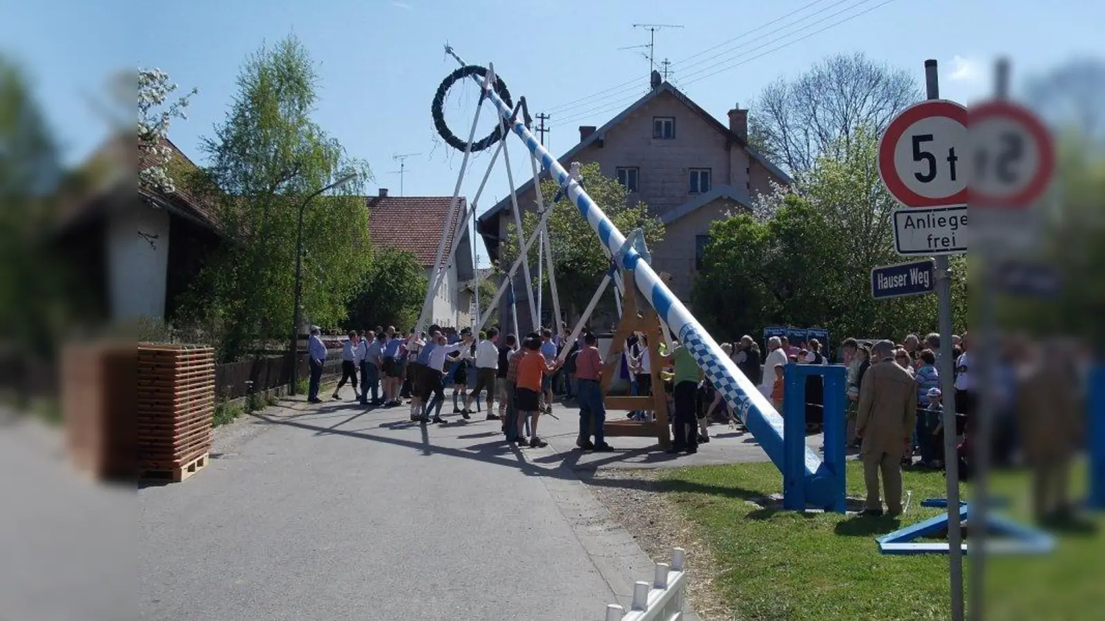 Maibaumaufstellen mit Muskelkraft: die Oberbrunner Burschenschaft lädt zur großen Gaudi am 1. Mai ab 10.30 Uhr am Hauserweg 2 ein. (Foto: Lennart Hofstätter)
