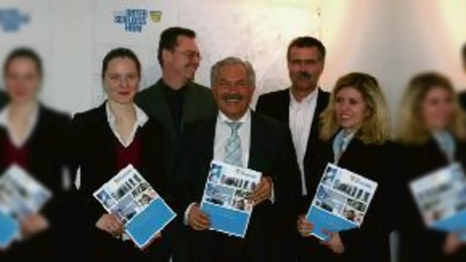 Carolin Presdzink, Michael Schmitt, Bürgermeister Rolf Zeitler, Peter Zimmermann und Christina Bastl (von links) stellen »ihr Werk«, die Broschüre über den Wirtschaftsstandort, vor.	  (Foto: em)