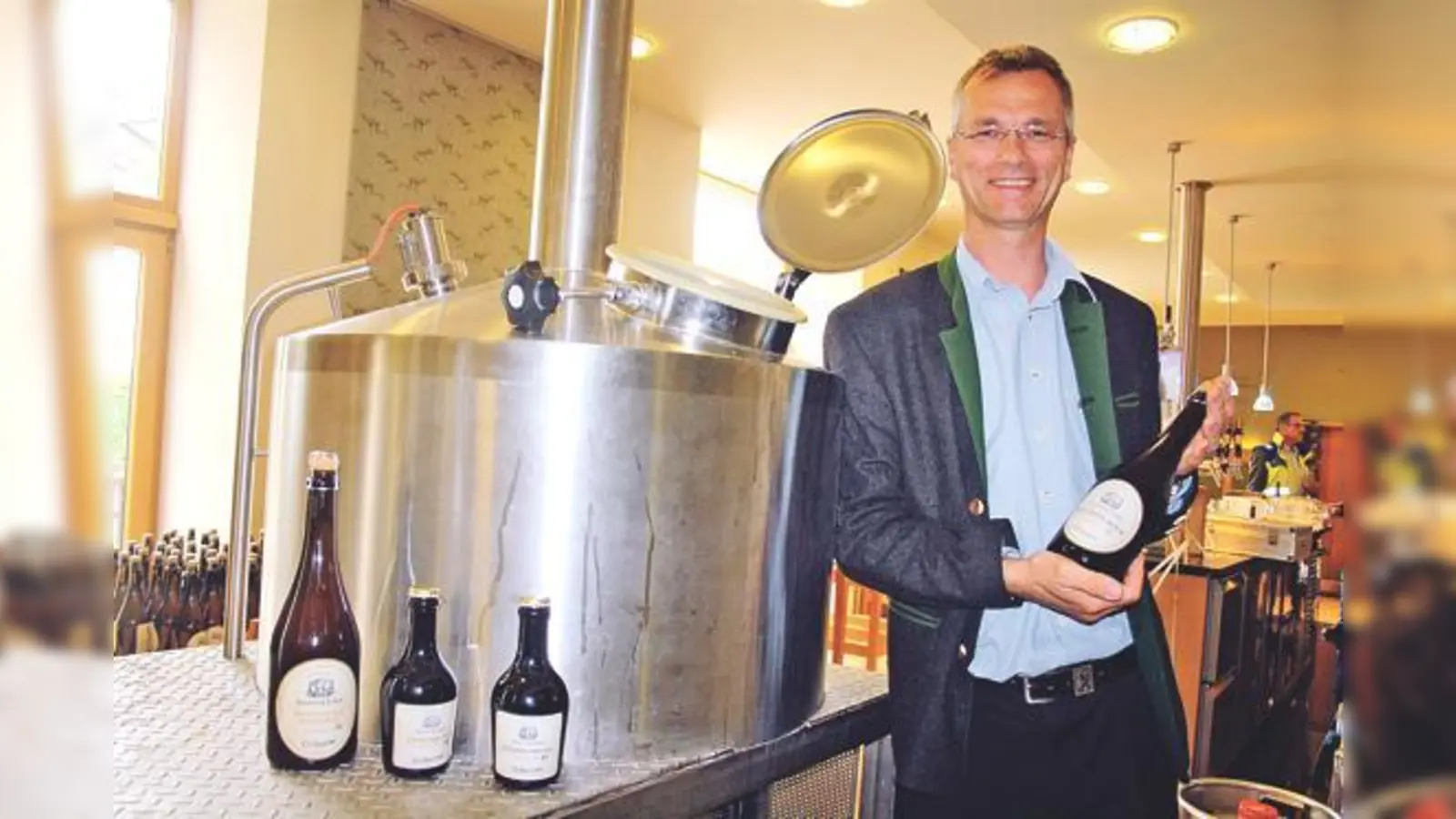 Biersommelier Martin Zuber mit seinen »Perlen«: Bourbon Bock und Weizenbock Mandarin in der 0,75 l-Champagnerflasche und Josephs Spezial und Eiswerk 1881 in der 0,33 l-Flasche. Der Bourbon Bock kostet stolze 24,90 Euro.	 (Foto: js)