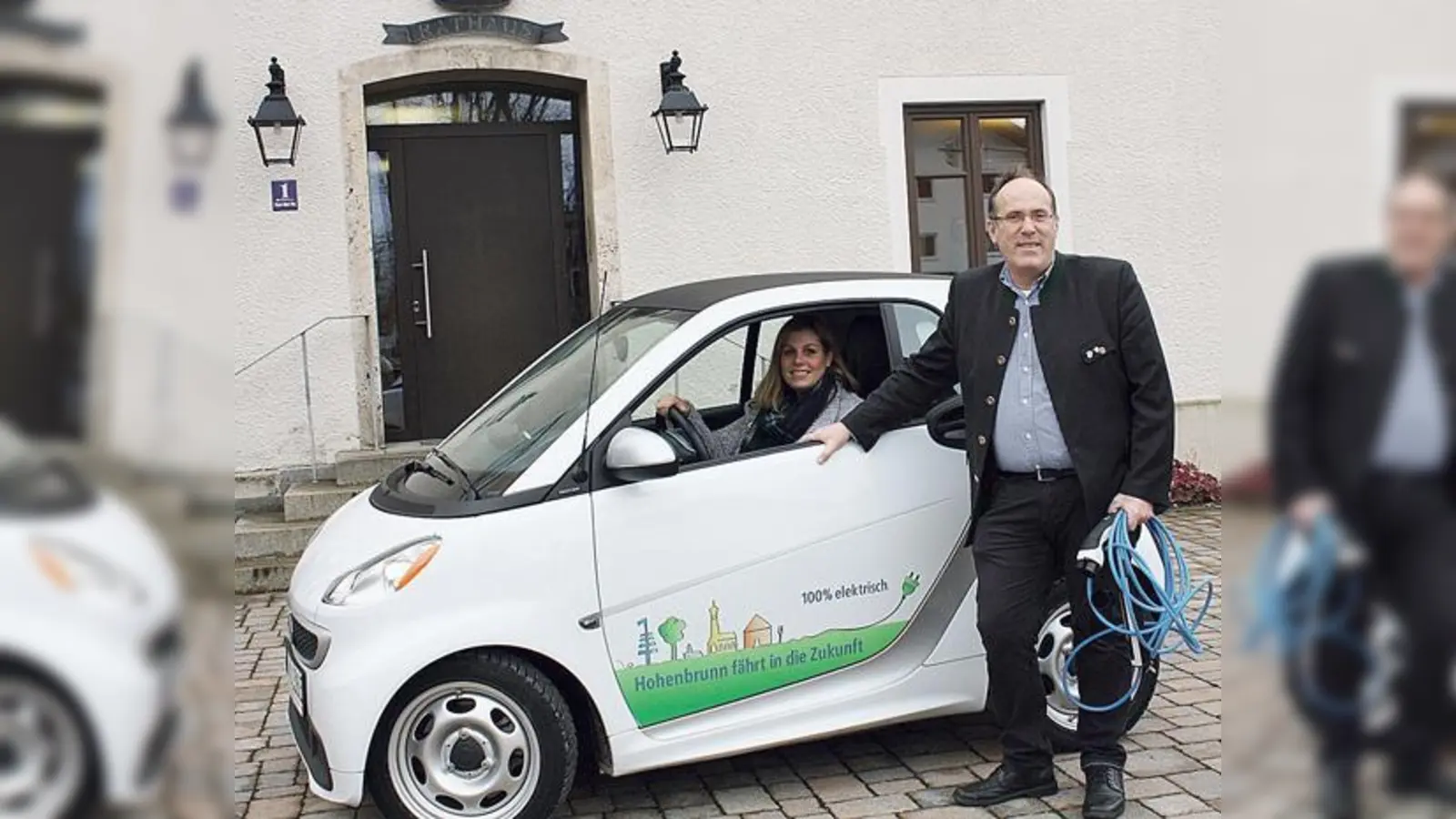 Der neue E-Smart vor dem Hohenbrunner Rathaus mit Klimaschutzmanagerin Tanja Hellmann und Bürgermeister Dr. Stefan Straßmair.	 (Foto: Gemeinde Hohenbrunn)