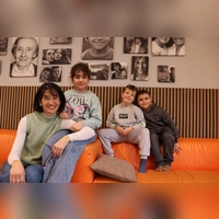 Ein Treffpunkt für große und kleine Stadtviertelbewohner ist das Milbertshofener Herz, besser bekannt als „Generationenzentrum Milbertshofen”. Leiterin Harumi Adam, Hefdier, Alen und Devian – alle fühlen sich hier wohl. 