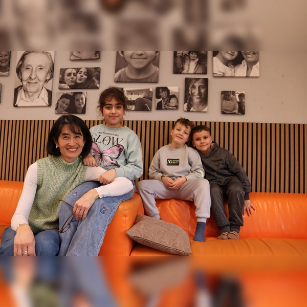 Ein Treffpunkt für große und kleine Stadtviertelbewohner ist das Milbertshofener Herz, besser bekannt als „Generationenzentrum Milbertshofen”. Leiterin Harumi Adam, Hefdier, Alen und Devian – alle fühlen sich hier wohl. 