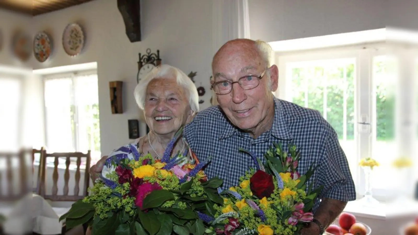 „Es ist das größte Glück für uns beide überhaupt, dass wir uns unser langes Leben lang so furchtbar gern haben mögen können!“ Das Obermenzinger Paar Walter und Ingeborg Kießling feierte das seltene „Kronjuwelen-Jubiläum“, den 75. Hochzeitstag. (Foto: us)