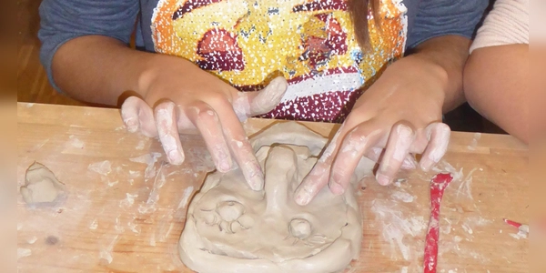 Kinder ab sechs Jahren können an dem Töpferkurs teilnehmen. (Foto: Echo e.V.)