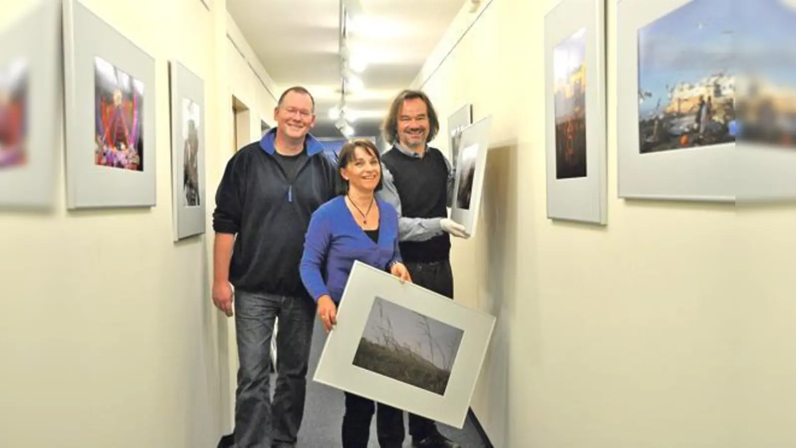 Holger Oesterling, Hilde Jüngst und Lambert Heil (v. l.) bei den Vorbereitungen zur ersten Ausstellung des Fotoclub Vaterstetten. 	 (Foto: Sybille Föll)