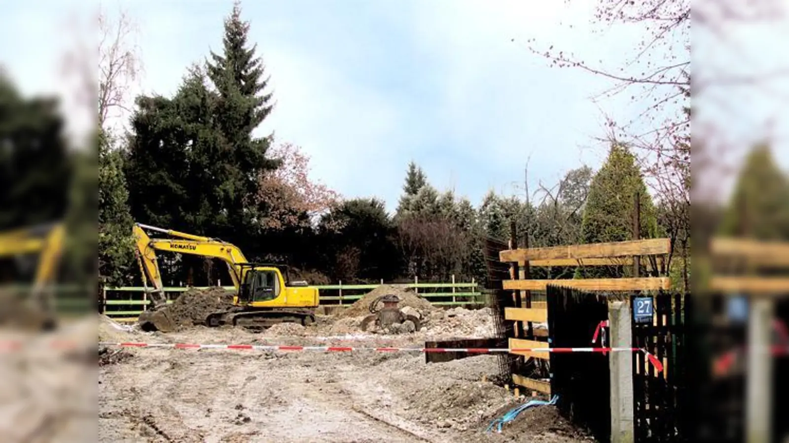 Direkt im natürlichen Grünzug arbeiten die Baumaschinen in der Von-Gravenreuth-Straße 27.	 (Foto: bus)