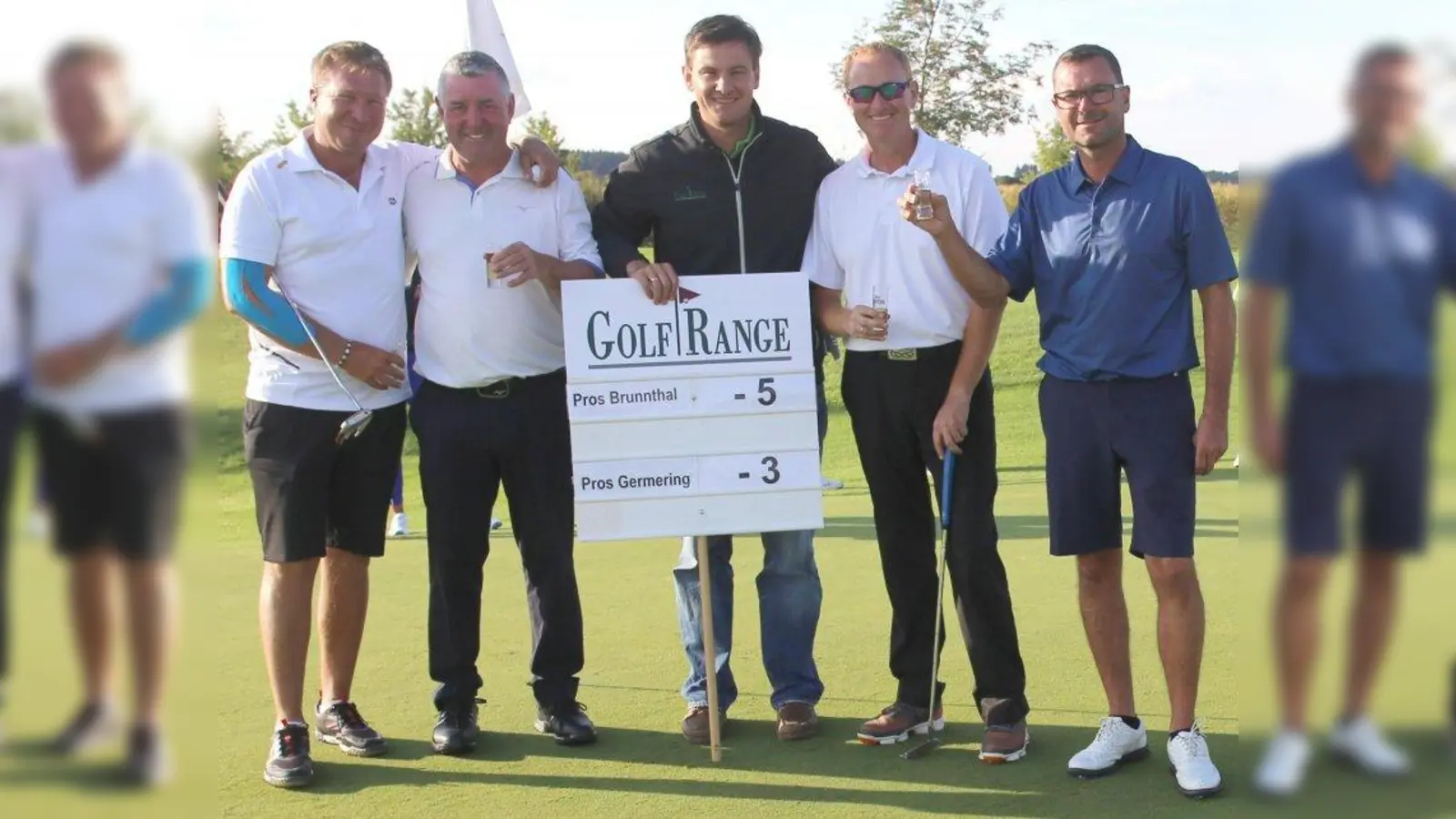 Die Brunnthaler Pro's haben den Vergleichskampf gegen Germering gewonnen (v.l.): Mark Winnicott (Brunnthal), Stewart Allan (Germering), Andreas Aumann (Anlagenleiter), Iain Gold (Brunnthal) und Haimo Sattlegger (Germering). (Foto: Golfrange Germering)