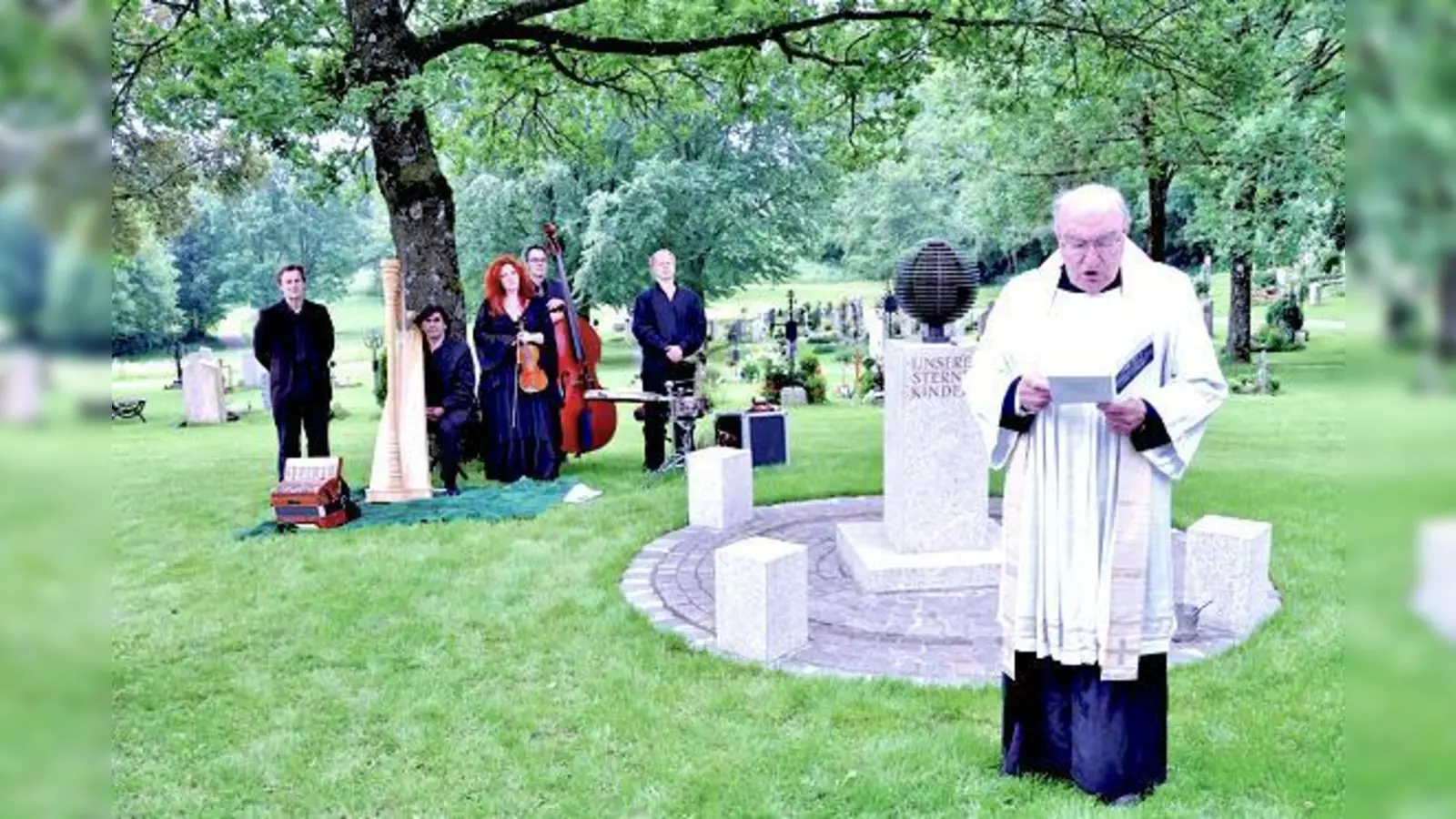 Pfarrer Josef Graml, Ideengeber für die Gedenk- und Ruhestätte, bei der Einweihung, begleitet von dem Martina-Eisenreich Ensemble.	 (Foto: sf)