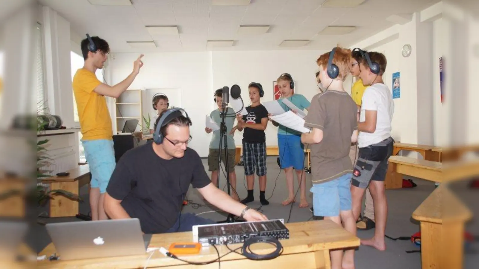 Stefan Gienger (vorne) nimmt mit einigen Tölzer Knaben den Refrain eines Kinderliedes für die neueste CD von Lena Valaitis auf. (Foto: bb)