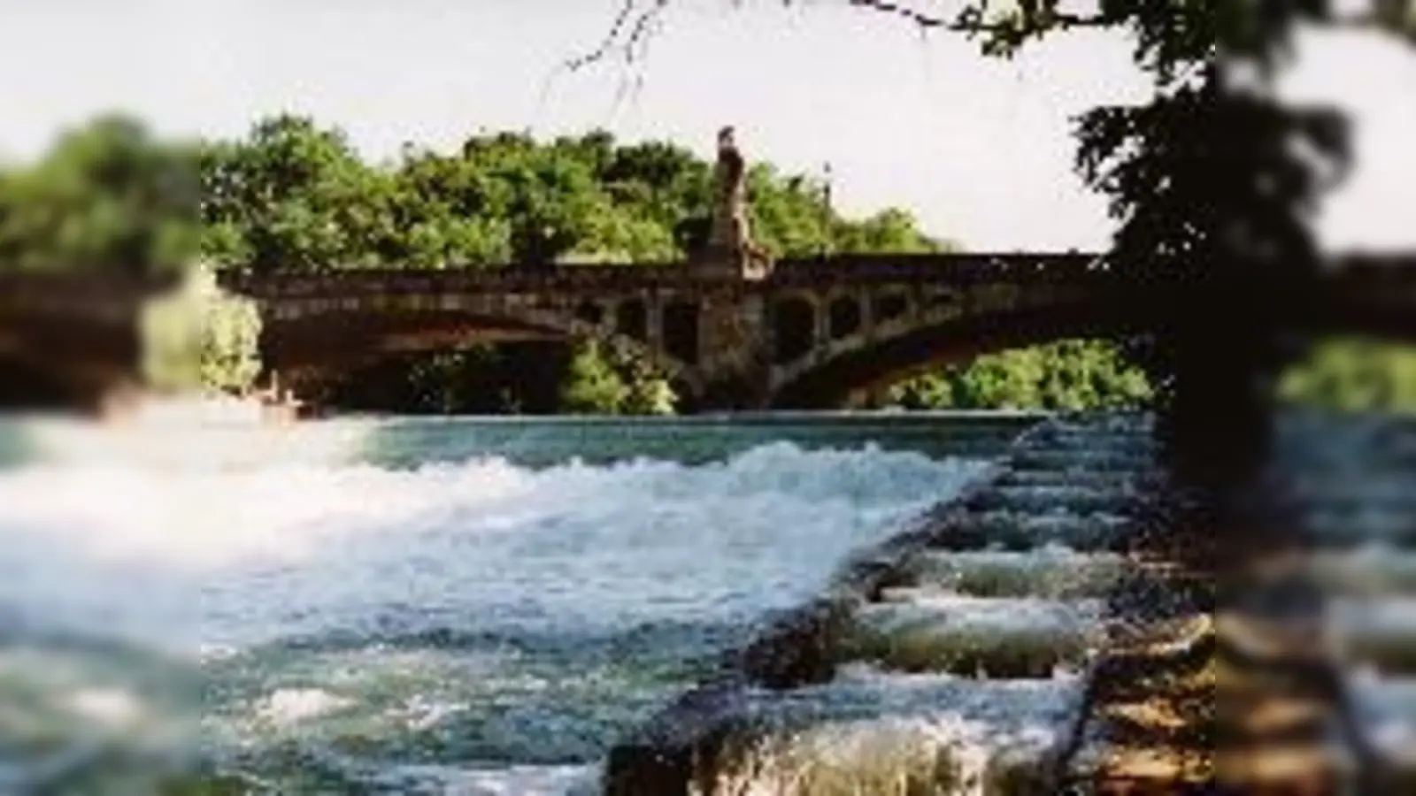 An der Maximiliansbrücke ist die Isar noch ein reißender  (Foto: Damit dieser Zustand erhalten bleibt, fordert ganz München ein Fünf-Stufen-Modell, das nach langem Bangen auch verwirklicht wird.)