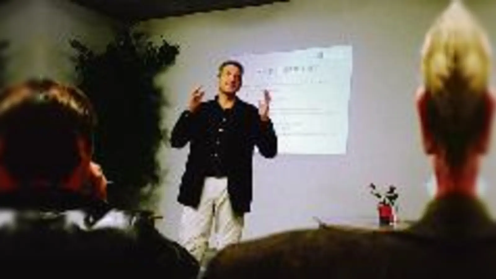 »So könnte es klappen«: Dr. Ernst Friedrich erklärte bei der ersten Stadtteilversammlung Möglichkeiten, die »Soziale Stadt« weiterzuführen.  (Foto: gf)