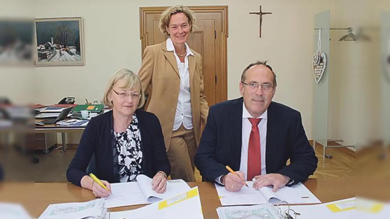 Ursula Jekelius,  Silke Mall (beide Bayernwerk) und Bürgermeister Dr. Stefan Straßmair  bei der Unterzeichnung. 	 (F: VA)