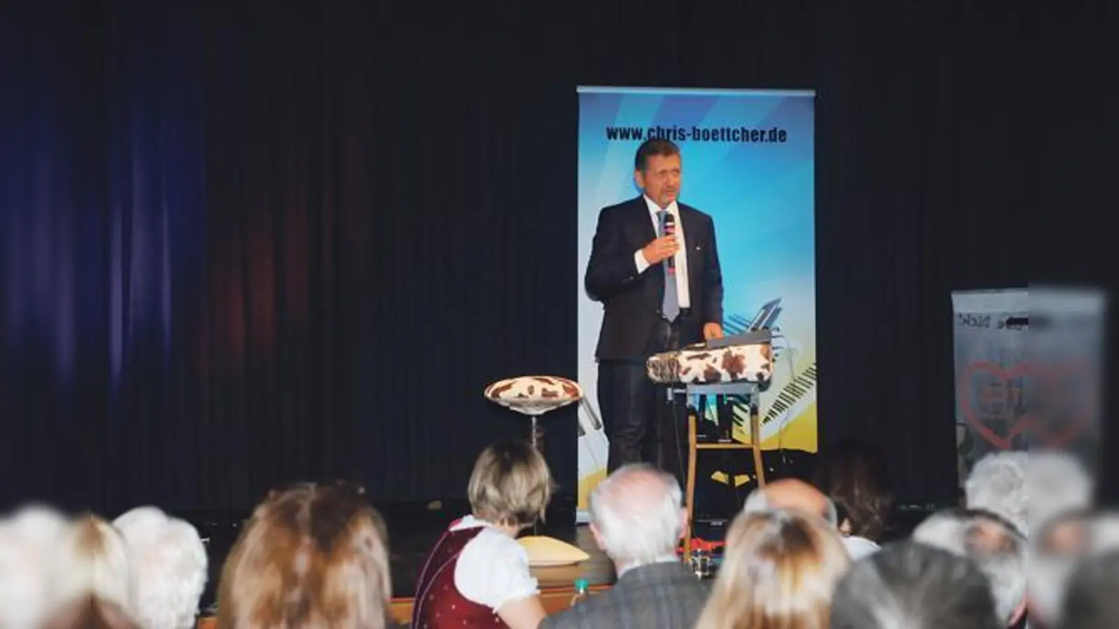 Der Erste Bürgermeister Klaus Korneder begrüßt die fast 300 Ehrenamtler.	 (Foto: privat)