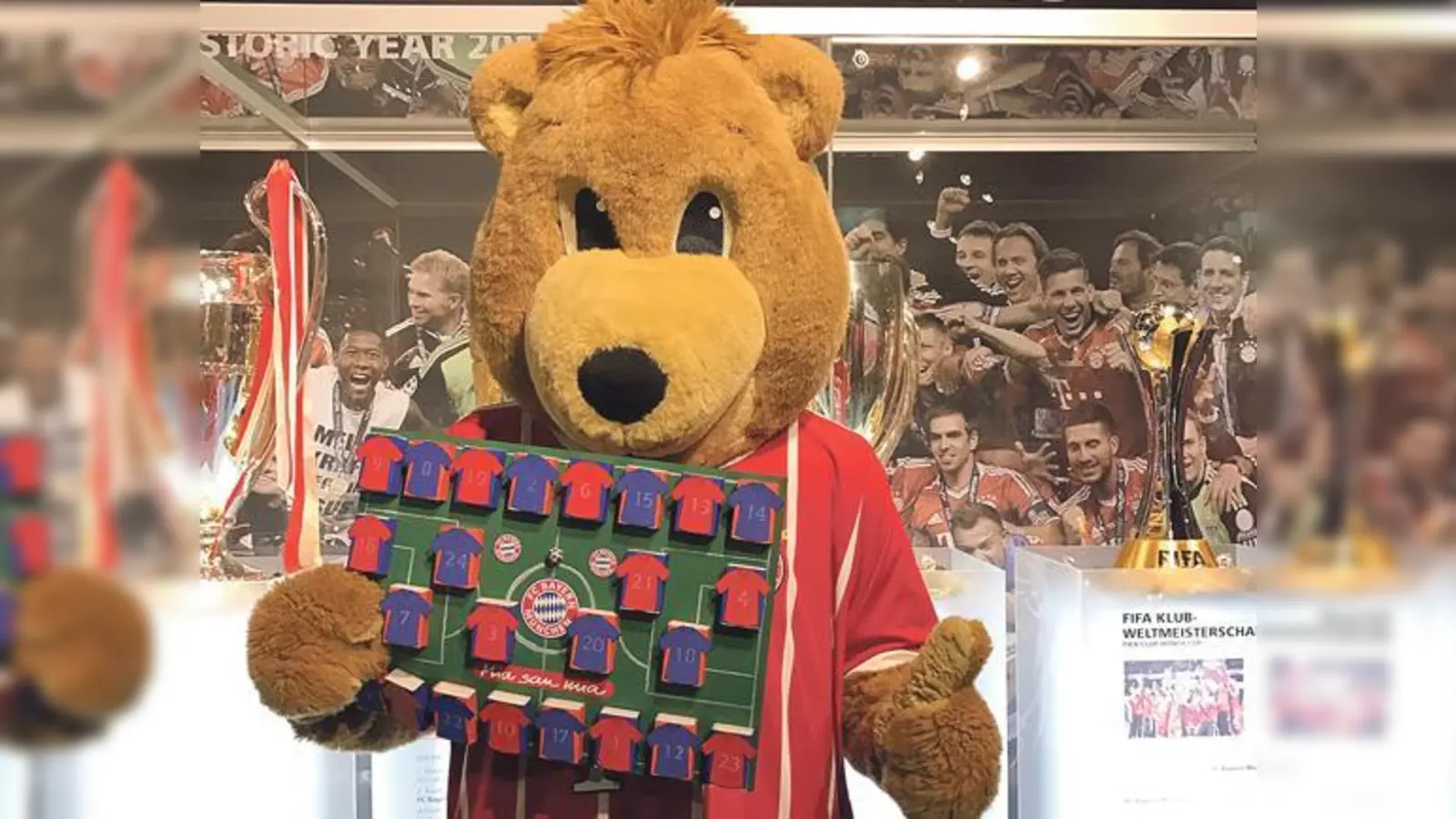 Maskottchen Berni freut sich auf die selbstgebastelten Adventskalender der kleinen Fans.	 (Foto: FCB Erlebniswelt)
