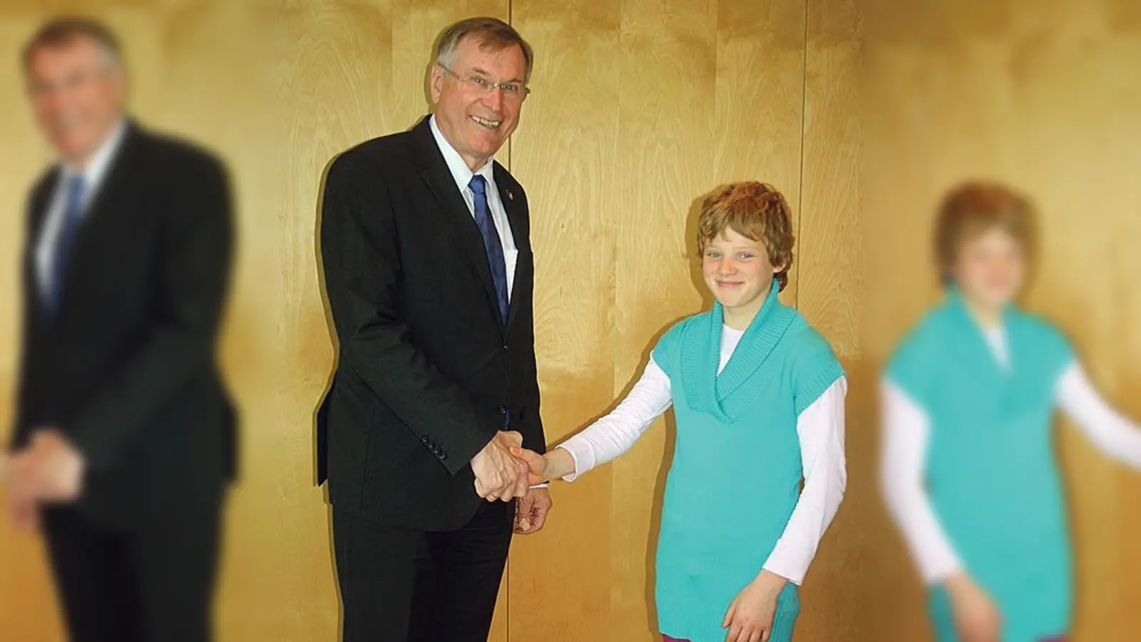Mehr als ein symbolischer Handschlag: Johannes Singhammer begrüßt die Münchner Nachwuchsringerin Marie Suttner in Berlin.	 (Foto: privat)