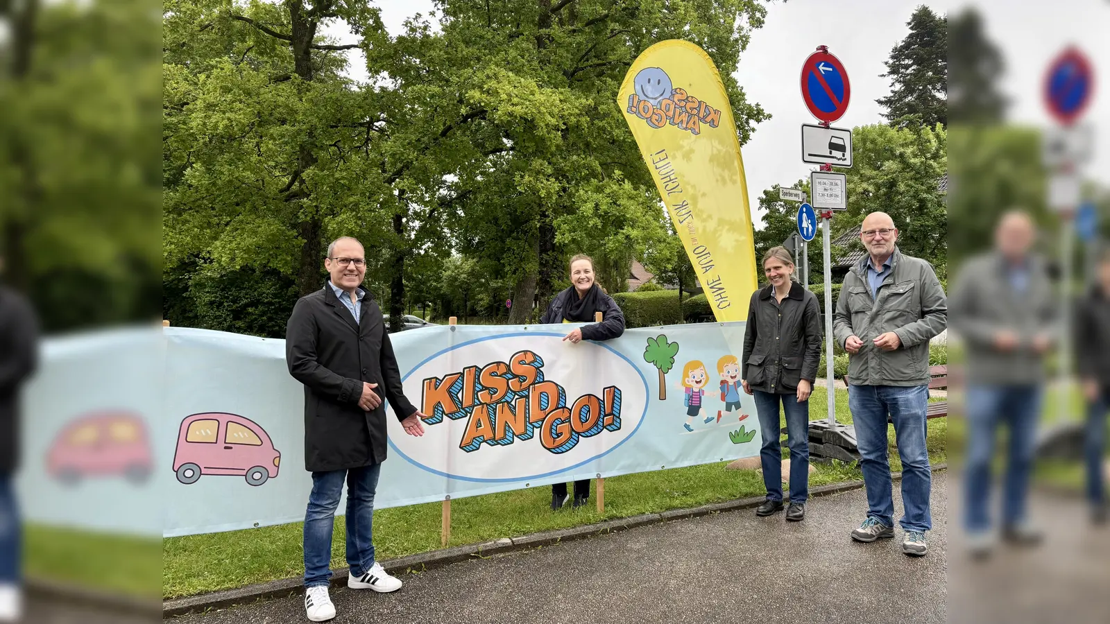 Andreas Zeitlberger vom Elternbeirat, Schulleiterin Alexandra Helferich, Umweltreferentin Christine Papst und Bürgermeister Rudolph Haux (v.l.) beim Kiss-&amp;-Go-Bereich in der Pentenrieder Straße. (Foto: Ulrike Seiffert)