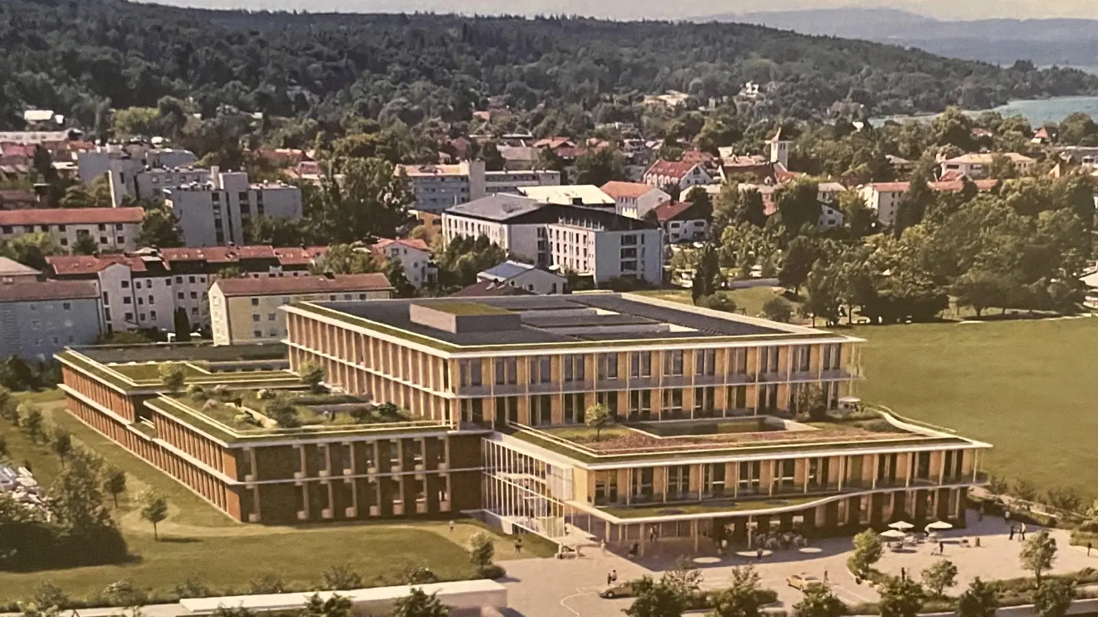 Auf dieser Visualisierung sieht man wie der geplante Klinikneubau in die Landschaft integriert worden ist.  (Foto: Visualisierung: www.mocca-architects.com mit Dewan Friedenberger Architekten www.df-architekten.de)