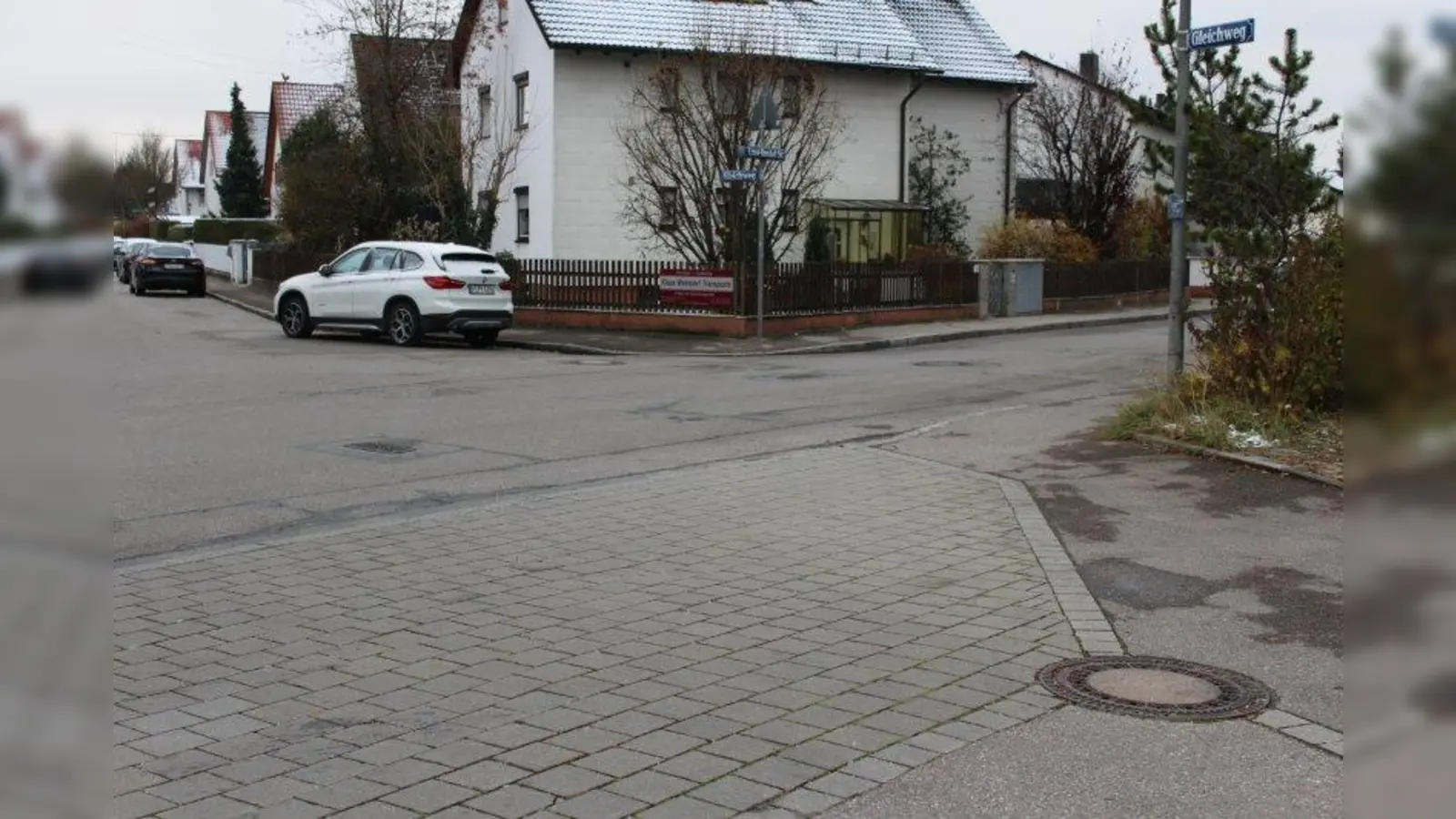 Im Gleichweg komme der Gestank aus dem Gully, klagen die Anwohner. (Foto: sb)