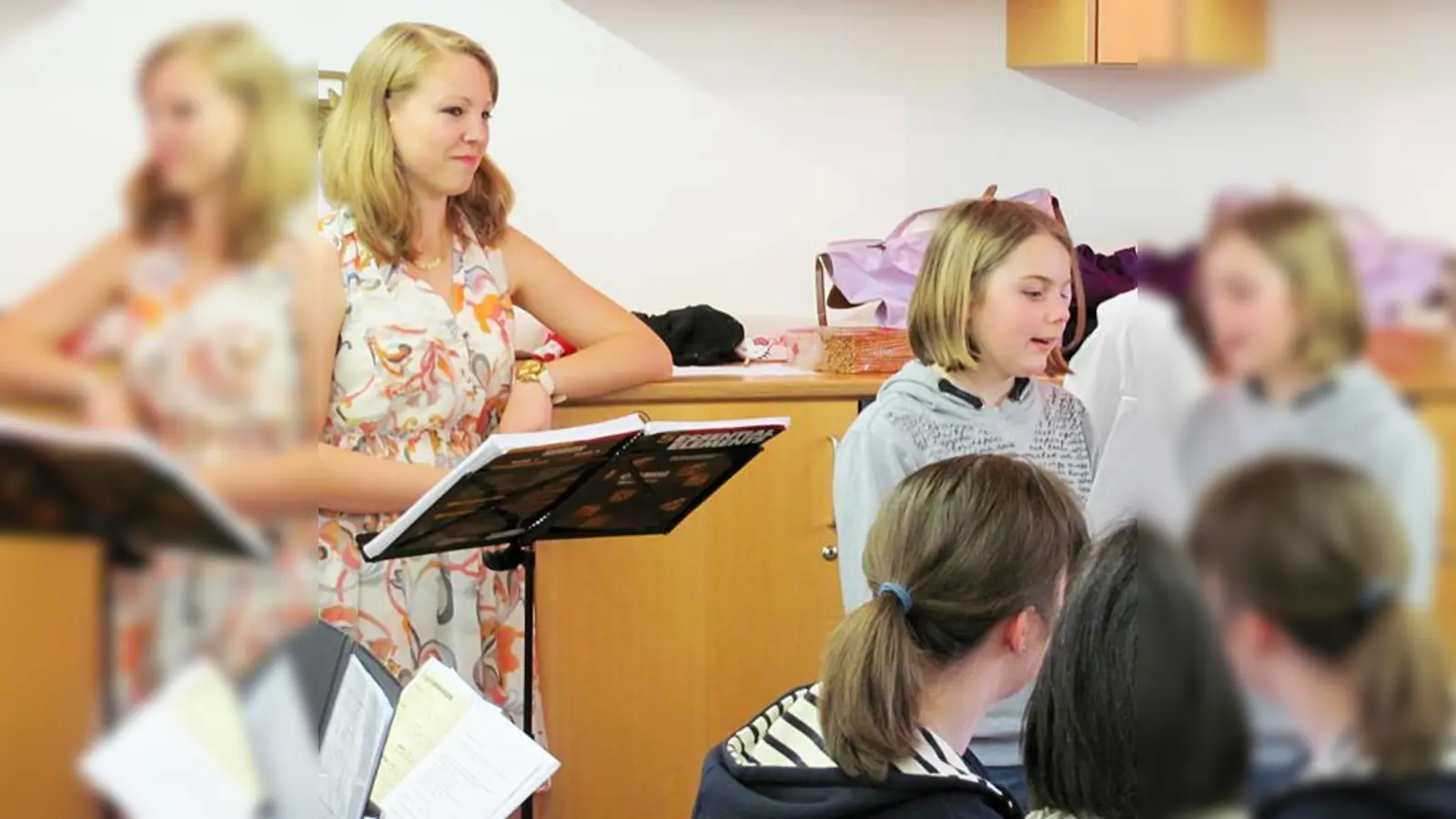 Dirigentin Katharina Obermeier und die Moderatoren Nora und Silvan beim moderieren üben.  (Foto: bus)