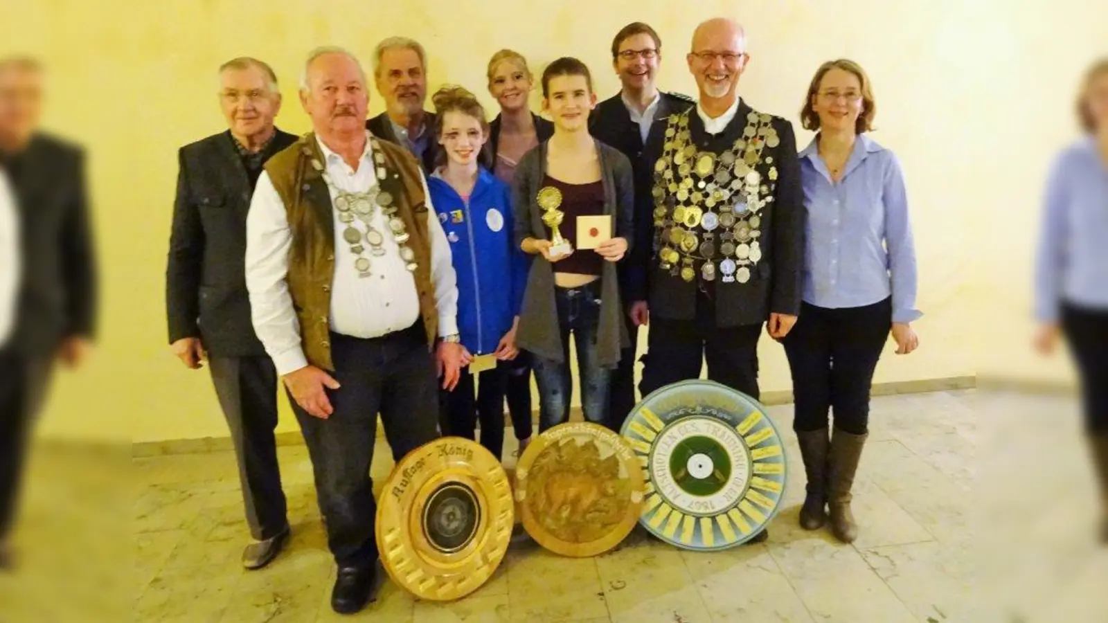 Die Jugend bei den Altschützen Traubing bewies Zielsicherheit. Eine besonders ruhige Hand hatte Antonia Wild - sie gab den besten Schuss ab und wurde damit Jugendkönigin. Schützenkönig 2018 wurde Richard Willbold vor Andreas Lörke und Susanne Wild. Bei den Auflageschützen siegte Wolfgang Lörke. Von links:  Rudi Popp, Wolfgang Lörke, Peter Stich, Johanna Wild, Isabell Zachmann, Antonia Wild, Andreas Lörke, Richard Willbold und Susanne Wild. (Foto: Altschützen)