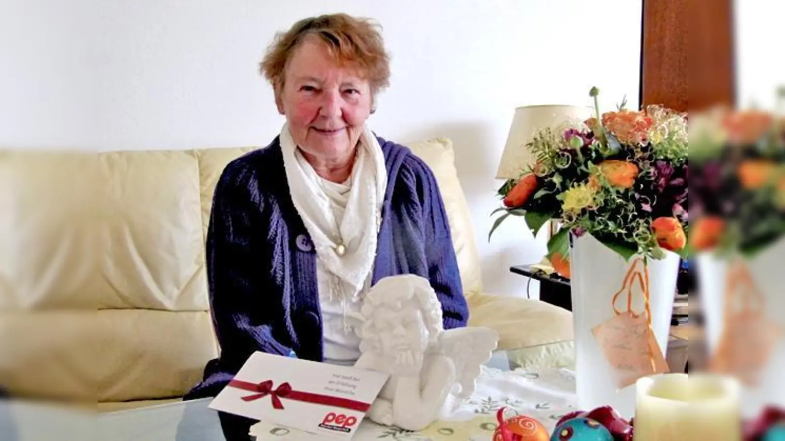 Monika Gramke wurde für ihren Einsatz zum Weihnachtsengel gekürt. Sie freute sich sehr über den Engel und den pep-Gutschein über 100 Euro. 	 (Foto: hw)