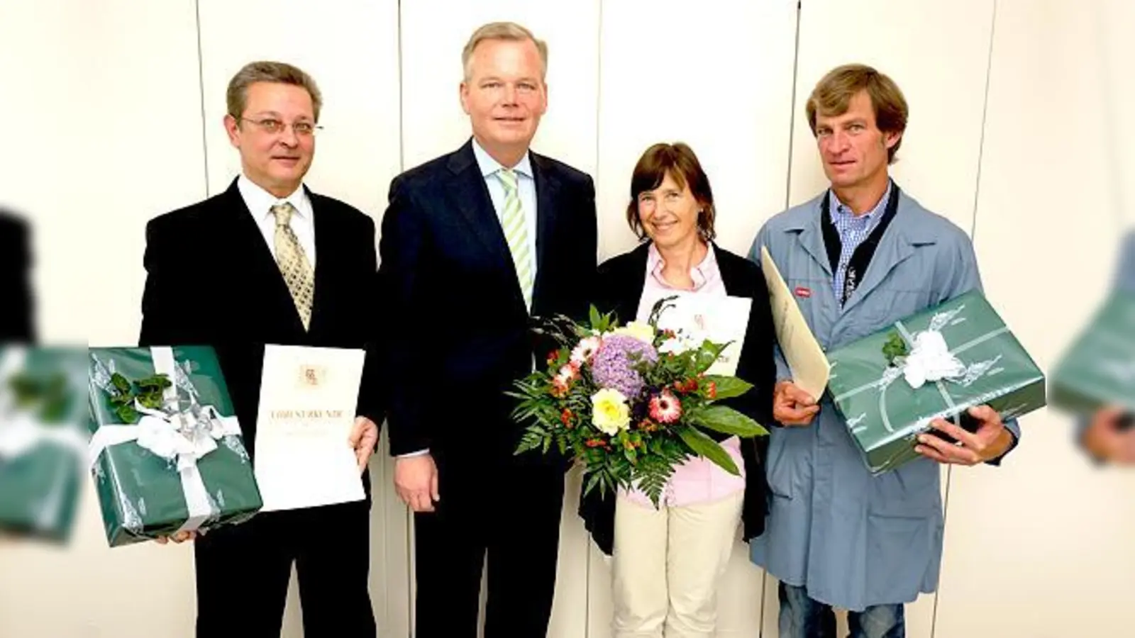 Gratulation zum 25. Dienstjubiläum: Christian Salvermoser (v. l.), Bürgermeister Jan Neusiedl, Birgit Nuffer und Georg Wiedenbauer.	 (Foto: Gemeinde Grünwald)