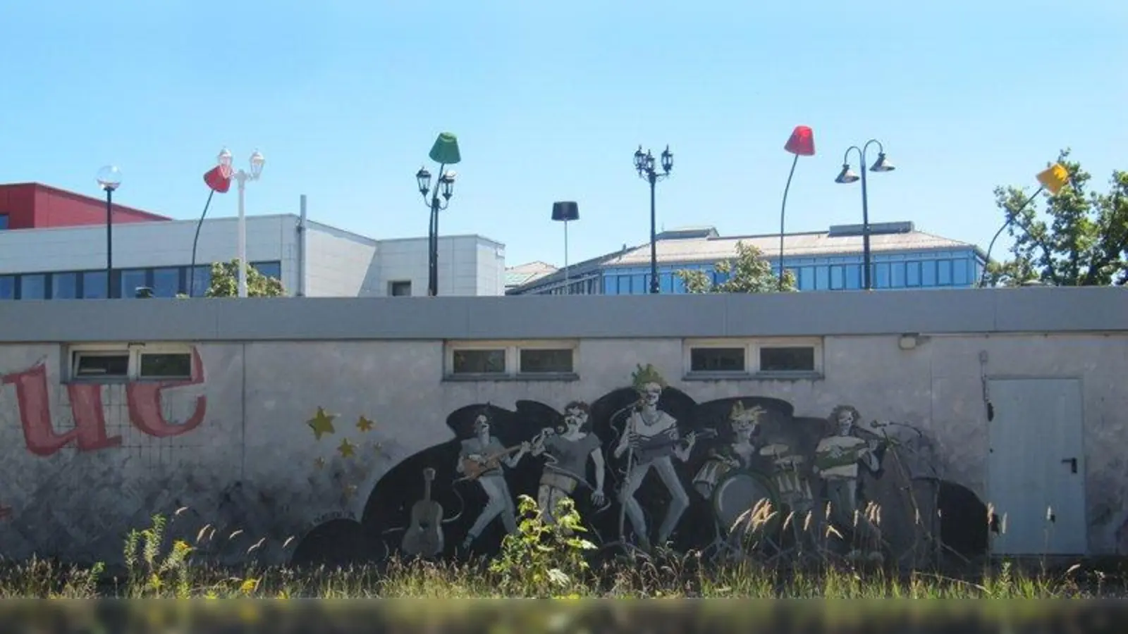 15 verschiedene Lampen hat Stefanie Unruh auf dem Dach des ehemaligen Tram-Wartehäuschens am Ratzinger Platz installiert. (Foto: pi)