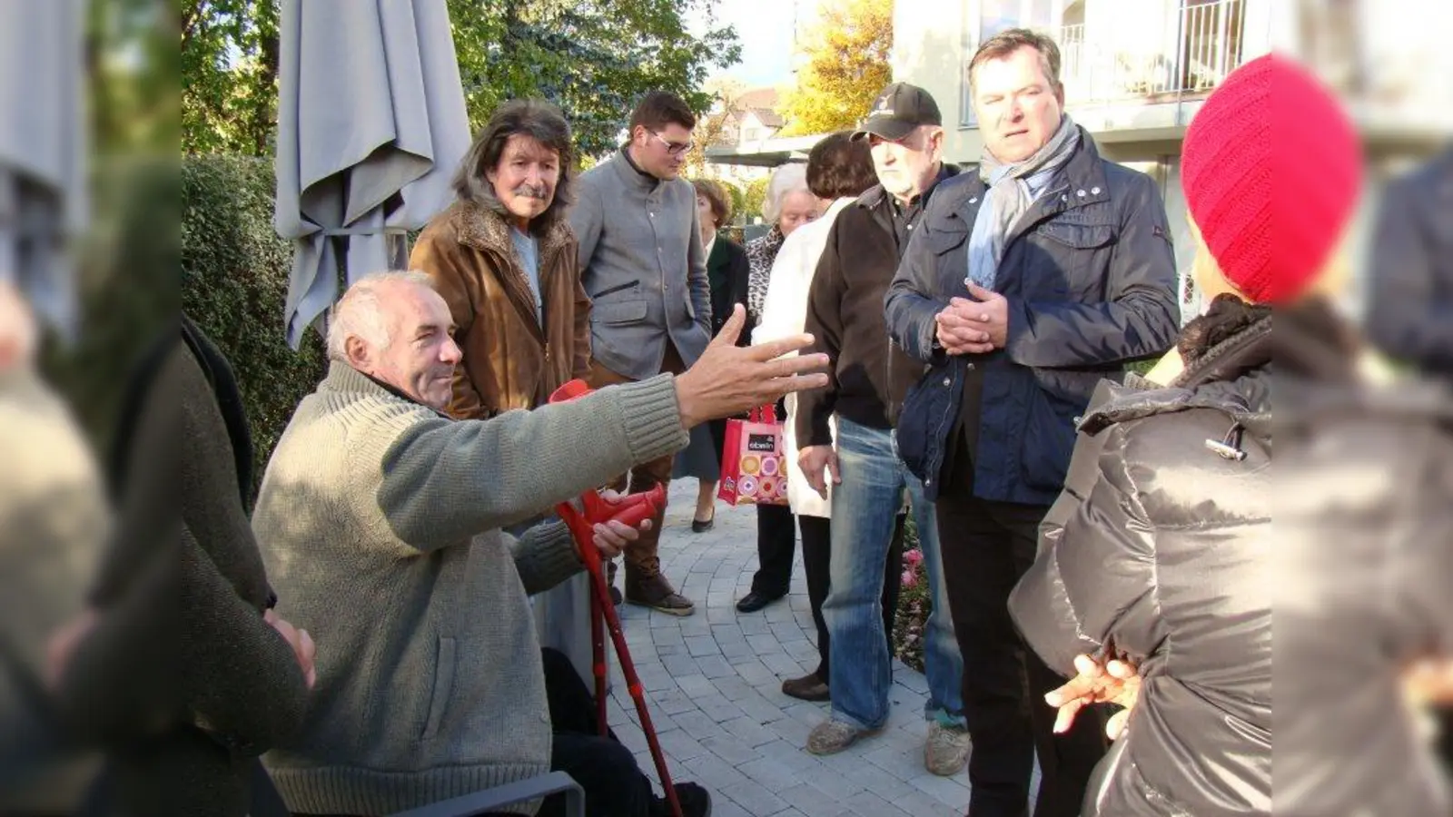 Bewohner des Betreuten Wohnen der AWO schildern Schmid ihre Anliegen. (Foto: pst)