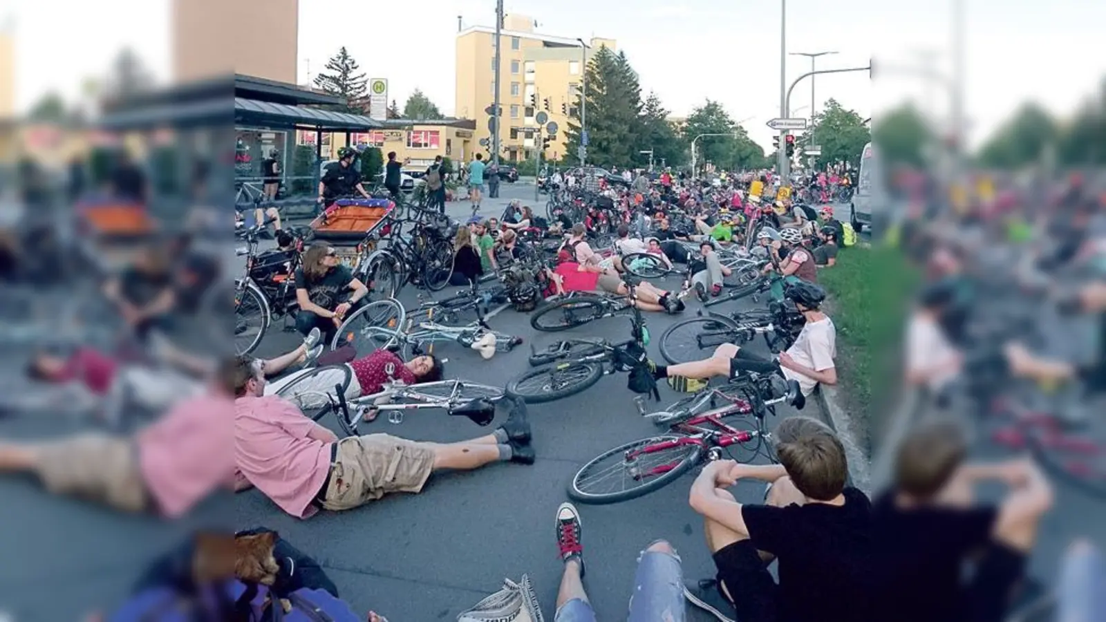 Schon drei Rad-Tote im Münchner Norden: Radler setzen ein Zeichen. Etwa in der Nähe der Bushaltestelle Moosacher Straße.  (Foto: privat)
