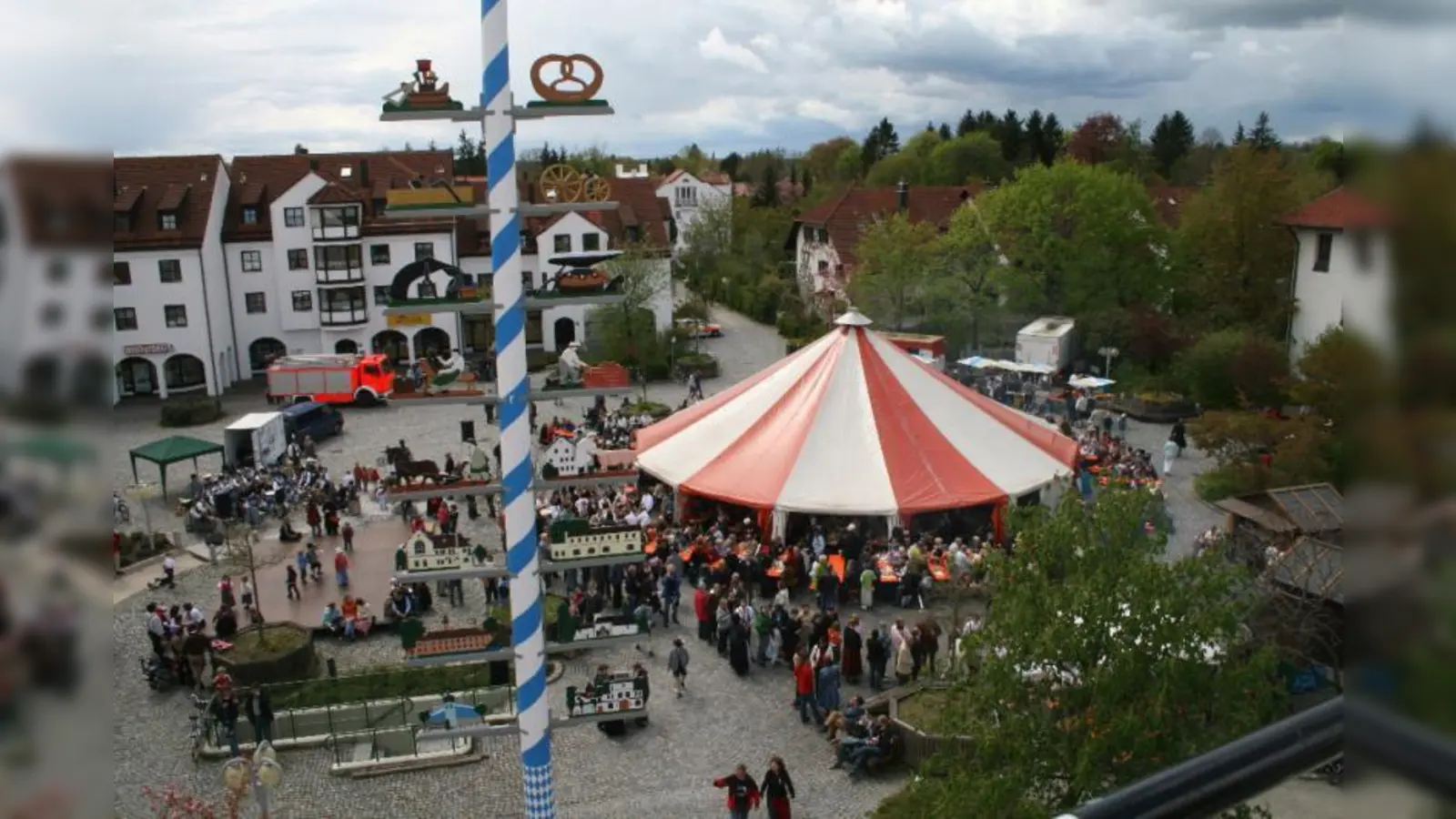 Vor vier Jahren: Blick von oben auf den frischen Maibaum. So soll es auch heuer wieder werden: Am 1. Mai um 10 Uhr beginnt das Planegger Maifest inklusive Maibaumaufstellen. (Foto: US/Archiv)