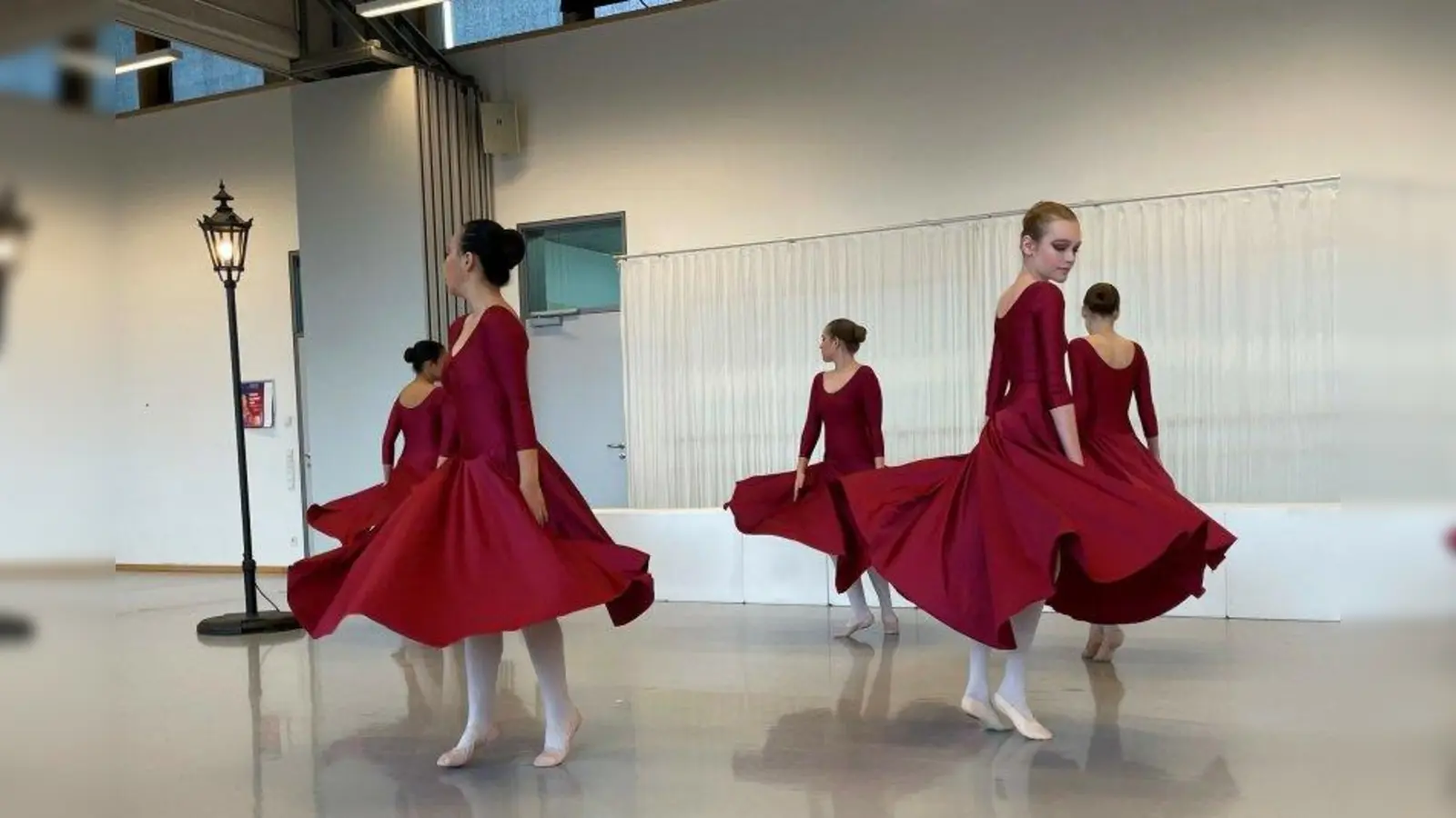 Ein „Pas de six” tanzen diese Mädchen bei Türchen 14. (Foto: pst)