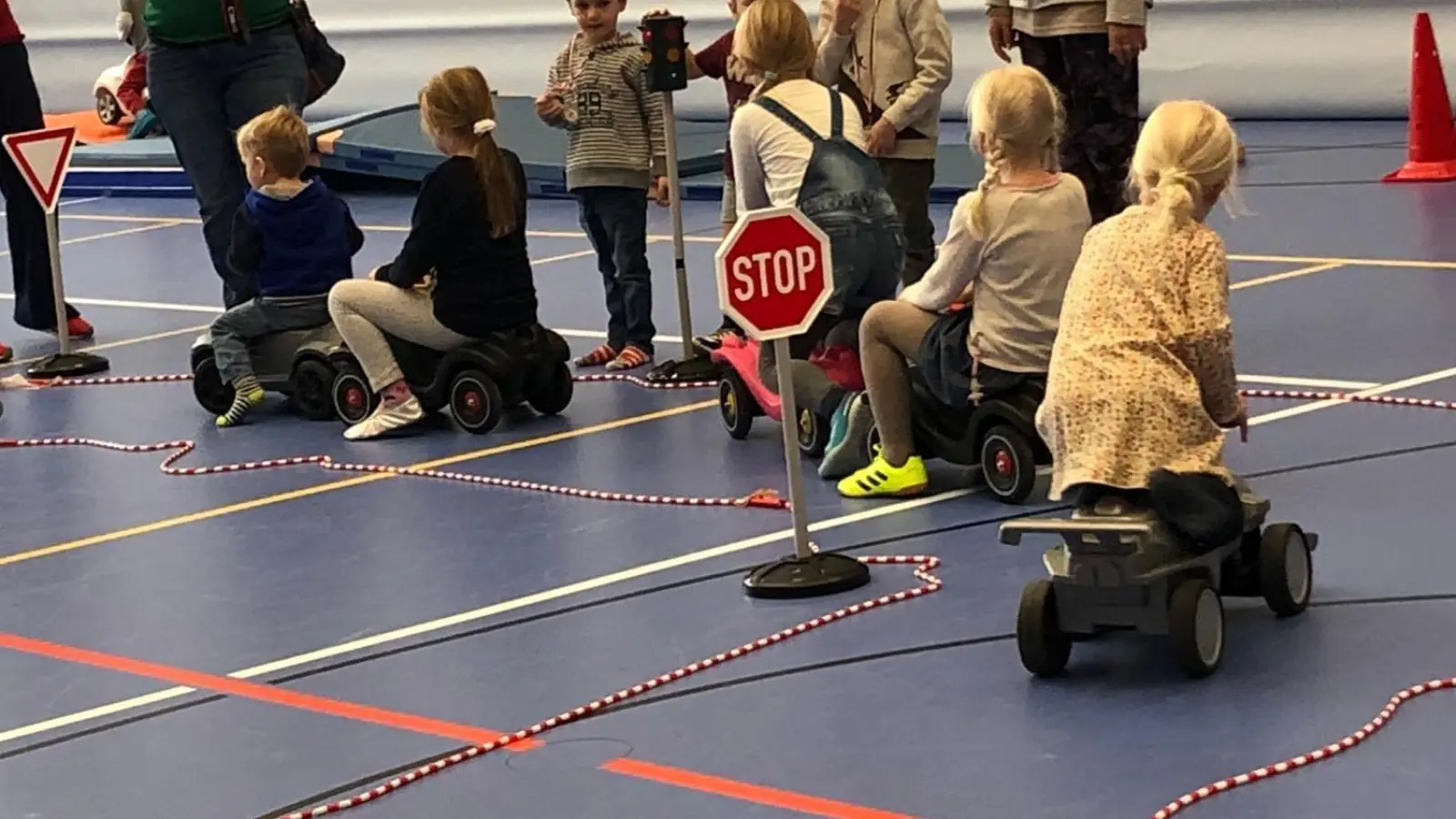 Die Kleinen dürfen beim Bobbycar-Führerschein beim Tag der offenen Tür durchstarten.  (Foto: TSV Feldkirchen)