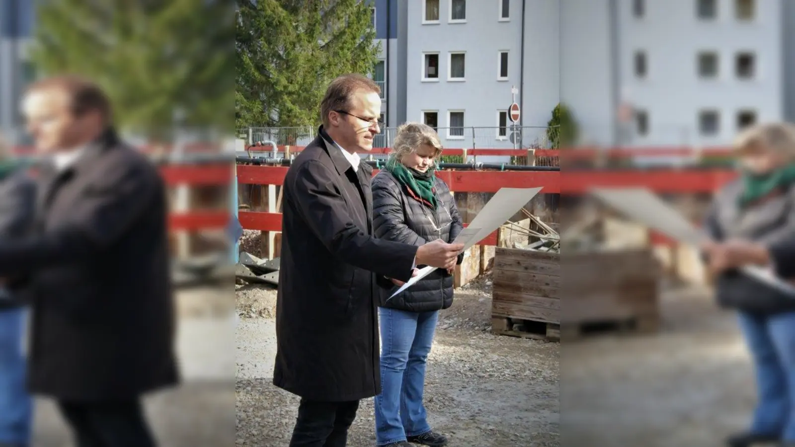 Stefan Neukamm vom Kirchengemeindeamt verliest die Urkunde, die im Grundstein hinterlegt wird. (Foto: Kirche)