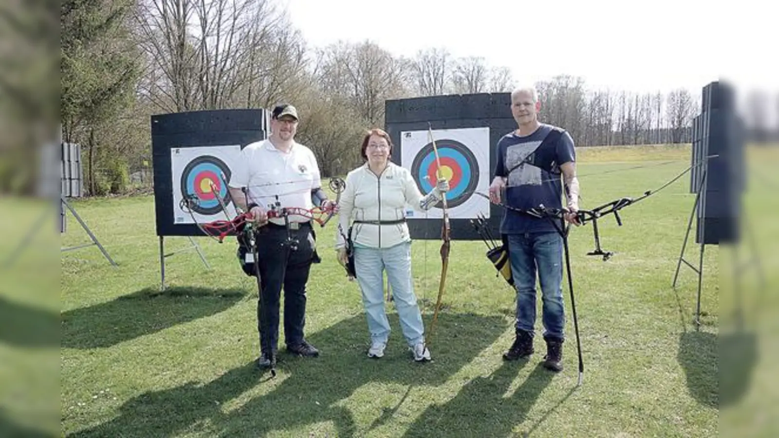 Allesamt passionierte Bogenschützen, alle drei mit einer anderen Art des Bogens: Denise King mit einem Langbogen (Mitte), Stephan Engelberger mit einem Compundbogen (l.) und Stefan Kliem (r.)  mit einem Recurvesbogen.	 (Foto: hw)