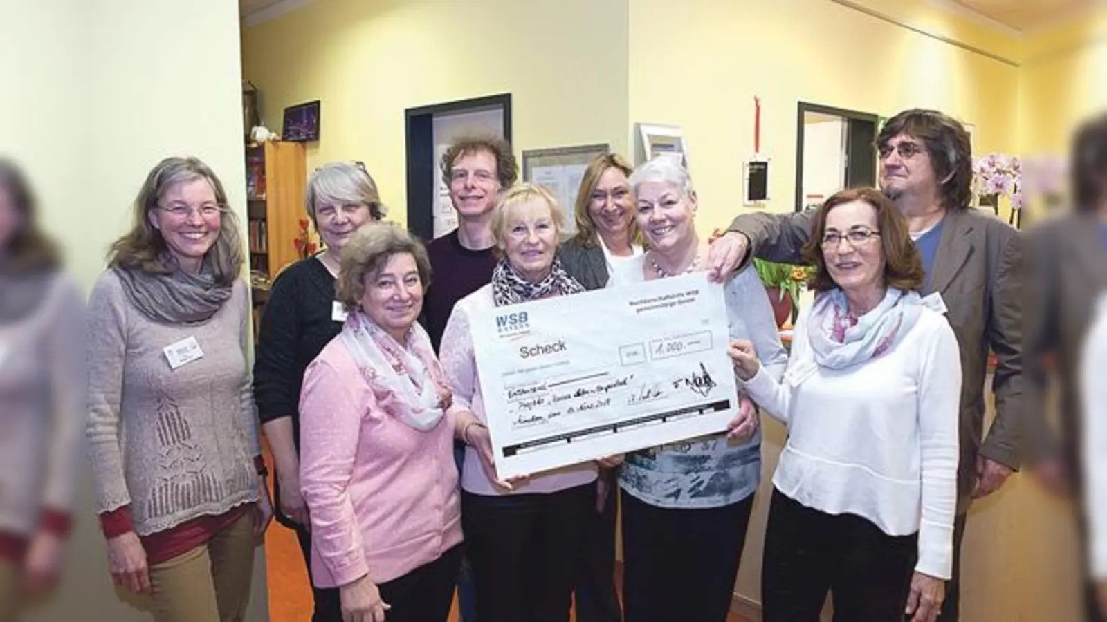 Marika Thanner von der WSB Bayern und die ehrenamtlichen Mitarbeitenden des Nachbarschaftstreffs Quiddezentrum übergeben den Spendenscheck an Mitarbeitende des Stadtteilbüros Neuperlach.	 (Foto: Stadtteilbüro)