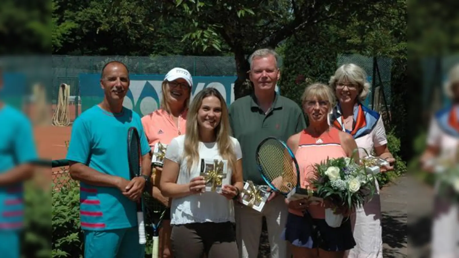 Bürgermeister Jan Neusiedl gratuliert Mannschaftsführerin Rita Jaenichen und dem 2. Vorstand Melanie Elter.  (Foto: Tennis Club Grünwald)