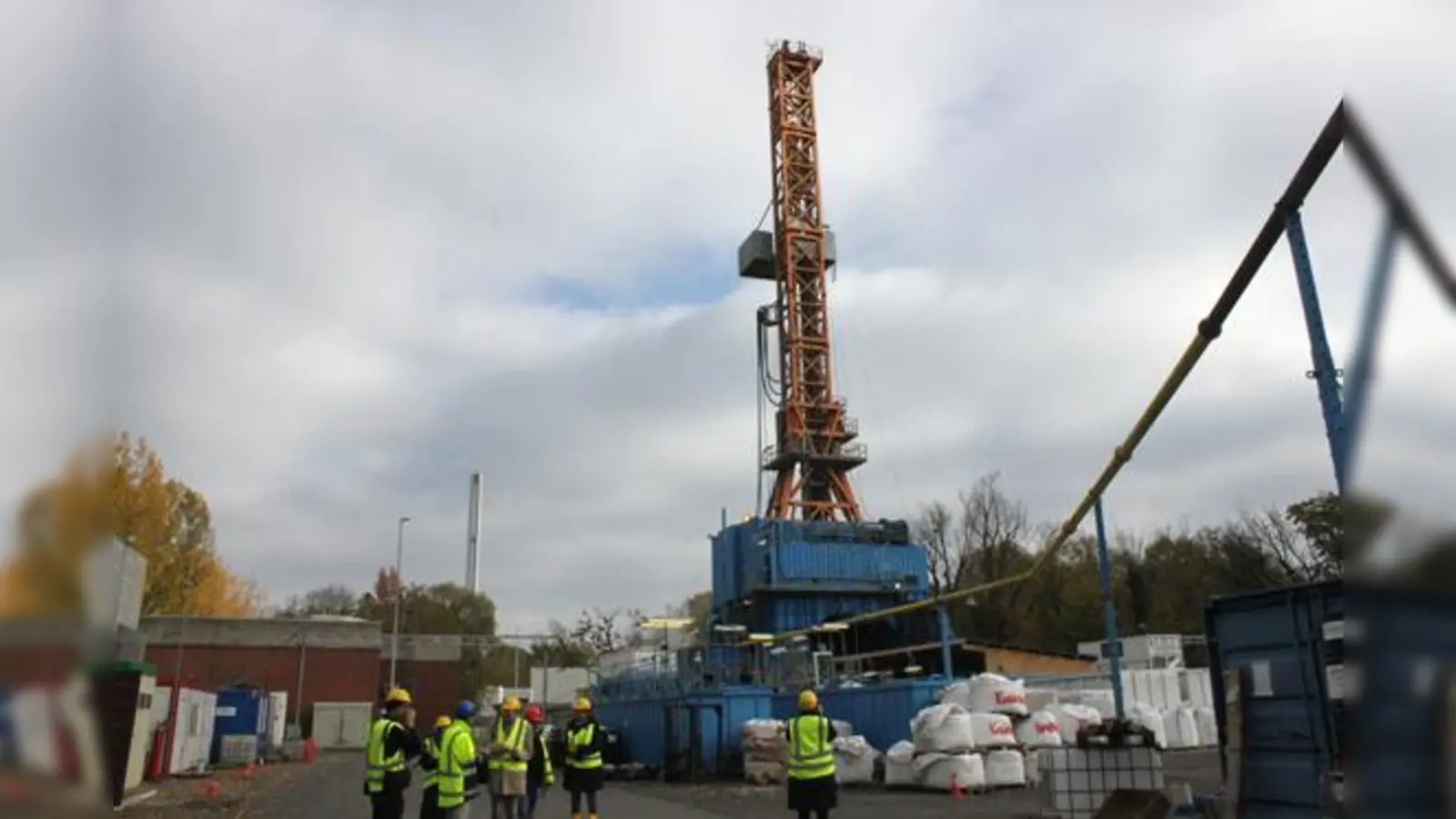 Auf dem Gelände des Heizkraftwerks Süd in Sendling wollen die SWM Erdwärme gewinnen. Seit April bohren sie rund 3.000 Meter in die Tiefe.  (Foto: cr)
