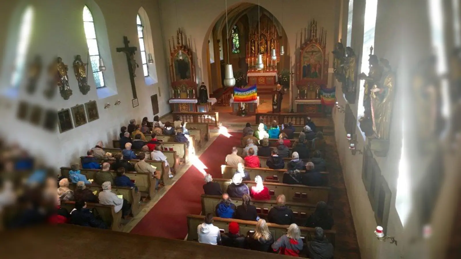 In der Alten Pfarrkirche Maria Geburt im Stadtpark finden neben den alltäglichen Messen und dem jährlichen Patronatsfest verschiedene Feierlichkeiten, wie der gezeigte Friedensgottesdienst, statt. (Foto: us)