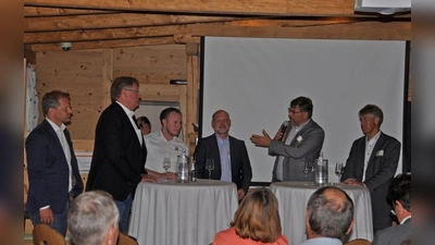 In Bergkirchen diskutierte Landrat Stefan Löwl (2.v.r.)  im Rahmen der Veranstaltung „Sport meets Business” mit Vereinsvertretern und Unternehmern. (Foto: LRA Dachau)