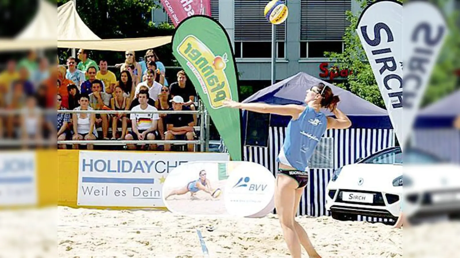 Erst im Finale musste sich Franziska Rößler (beim Aufschlag) geschlagen geben   (Foto: VA)