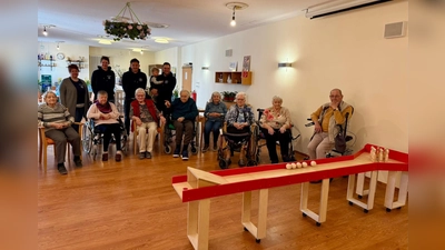 Die Bewohnerinnen und Bewohner freuen sich über Ihre neue Kegelbahn.  (Foto: Kursana)