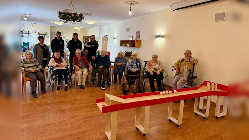 Die Bewohnerinnen und Bewohner freuen sich über Ihre neue Kegelbahn.  (Foto: Kursana)