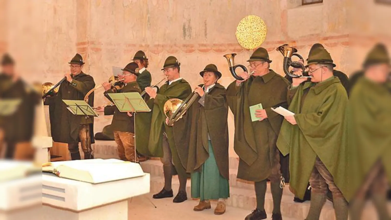 Der gemischte Jagdhornbläserchor der Waidmannsgilde sorgt für den muskalischen Rahmen. 	 (Foto: Stephan Simon)