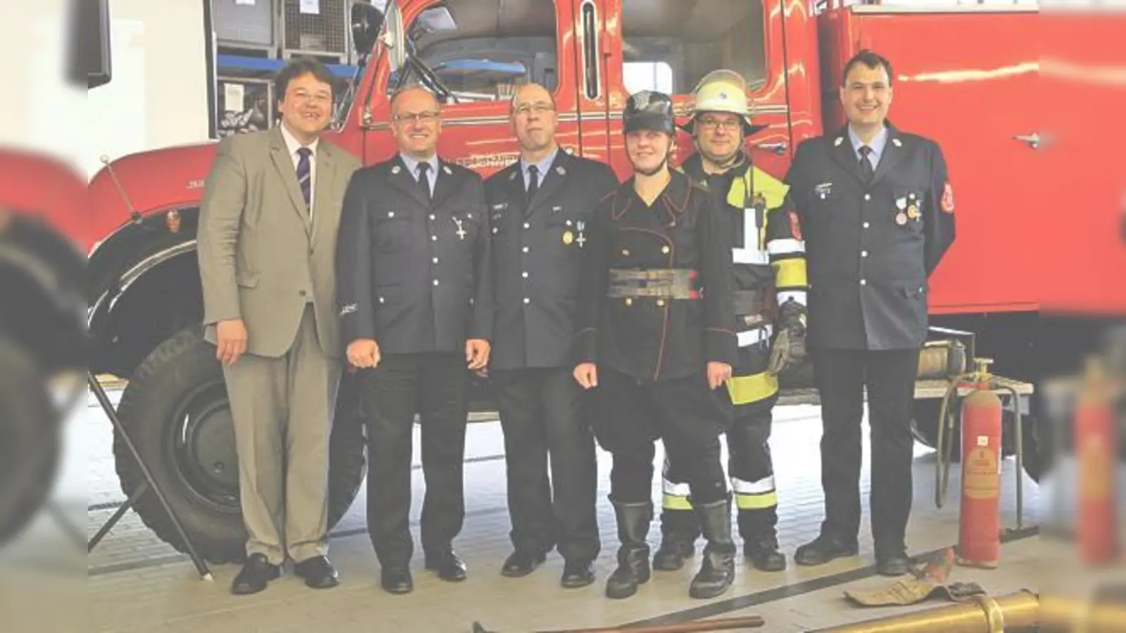 100 Jahre FFW Ottobrunn: Sie freuen sich mit: Bürgermeister Thomas Loderer, Stellvertretender Kommandant Klaus Ortmeier, Schriftführer Klaus Fischer, Patricia und Michael Hüfner und Kommandant Eduard Klas.	 (Foto: Anne Wild)