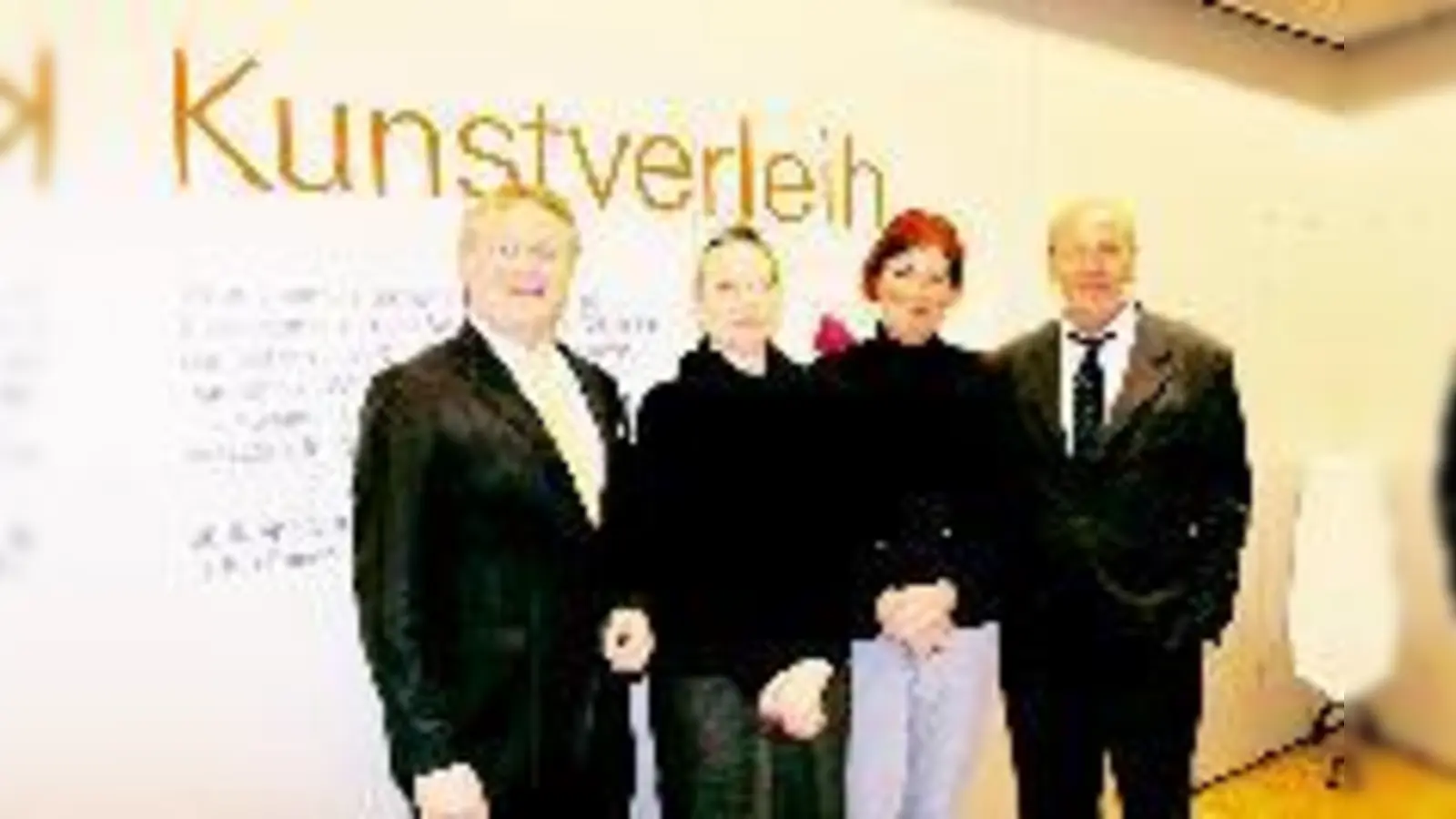 Ausstellungseröffnung »Blickpunkt Kunstverleih« mit Kulturreferenten Dr. Hans-Georg Küppers (re.), Thomas Girst (BMW Group), Kunsthistorikerin Marion Oelmann und Ursula Wießner vom Trägerverein Kulturhaus Milbertshofen, (v.li.) eröffnet worden.  (F.: ko)