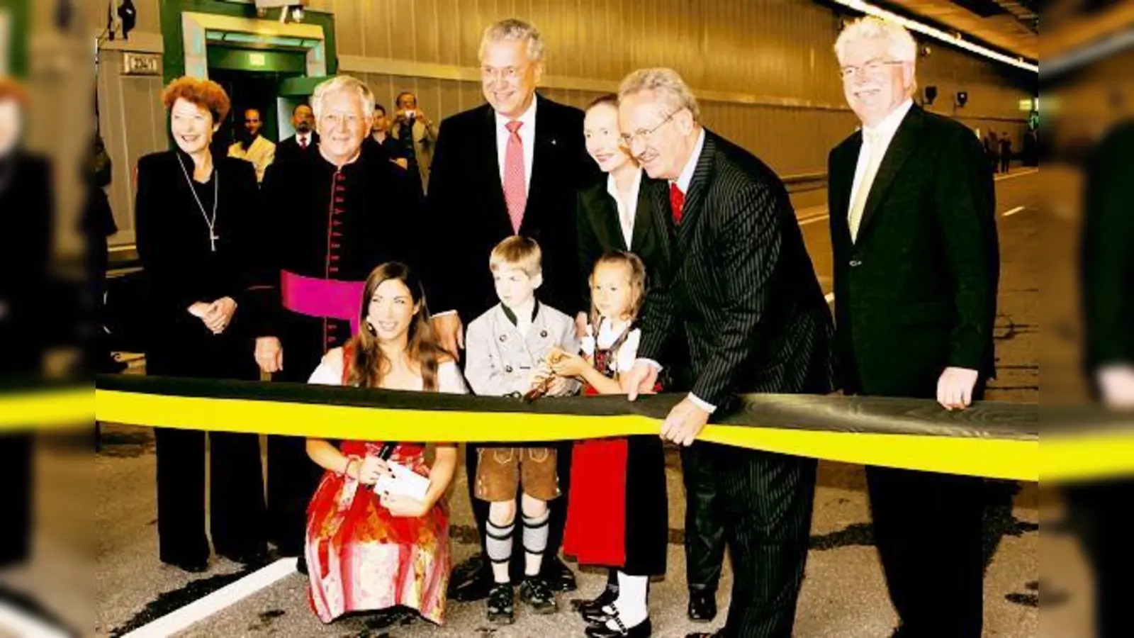 Ein bisschen neidisch schien die anwesende Politik-Prominenz schon zu sein, dass nicht sie, sondern Louisa und Felix den Tunnel symbolisch durch das Zerschneiden des Bandes freigeben durften.  (Foto: ak)